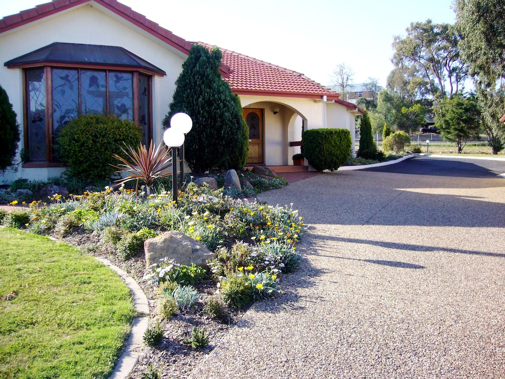 MCNEVIN'S WARWICK MOTEL 55/64