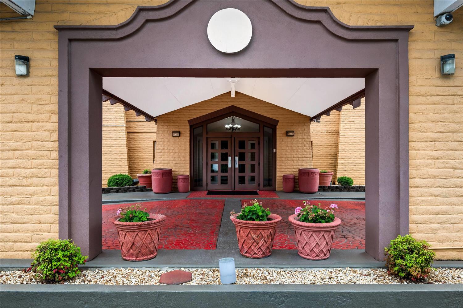 Days Inn By Wyndham Birmingham/West 8/32