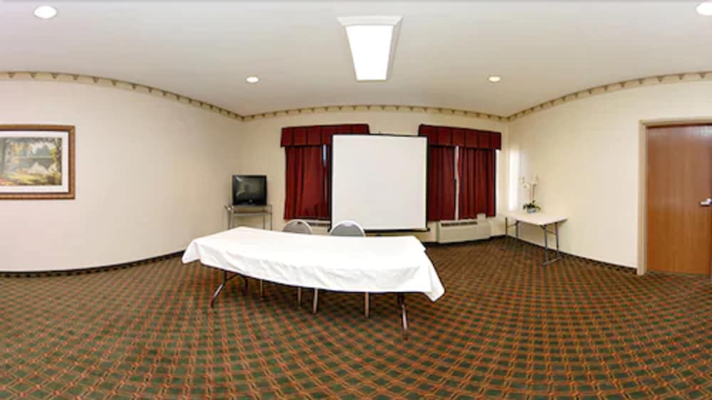 Holiday Inn Express Hotel And Suites Plainview 18/36