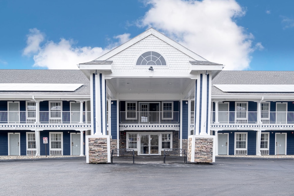 Hilltop Inn & Suites - North Stonington image