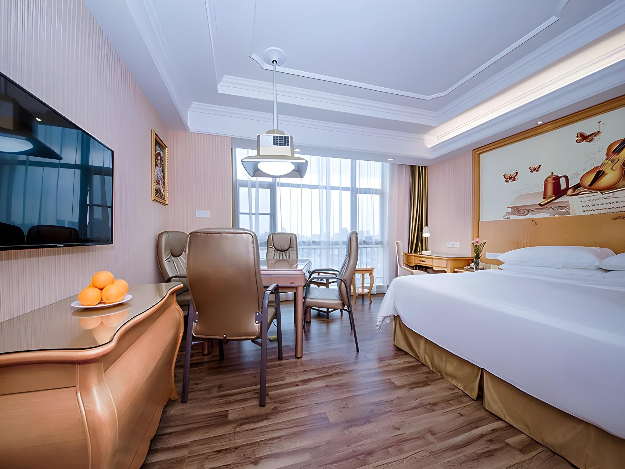 Vienna International Hotel (Wuhan Guanggu Railway Station Huanglongshan Metro Station) 8/23