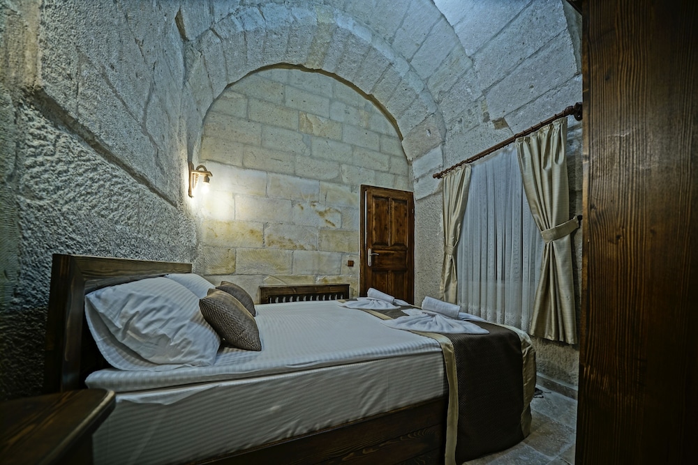 CASTLE CAVE HOUSE 16/50