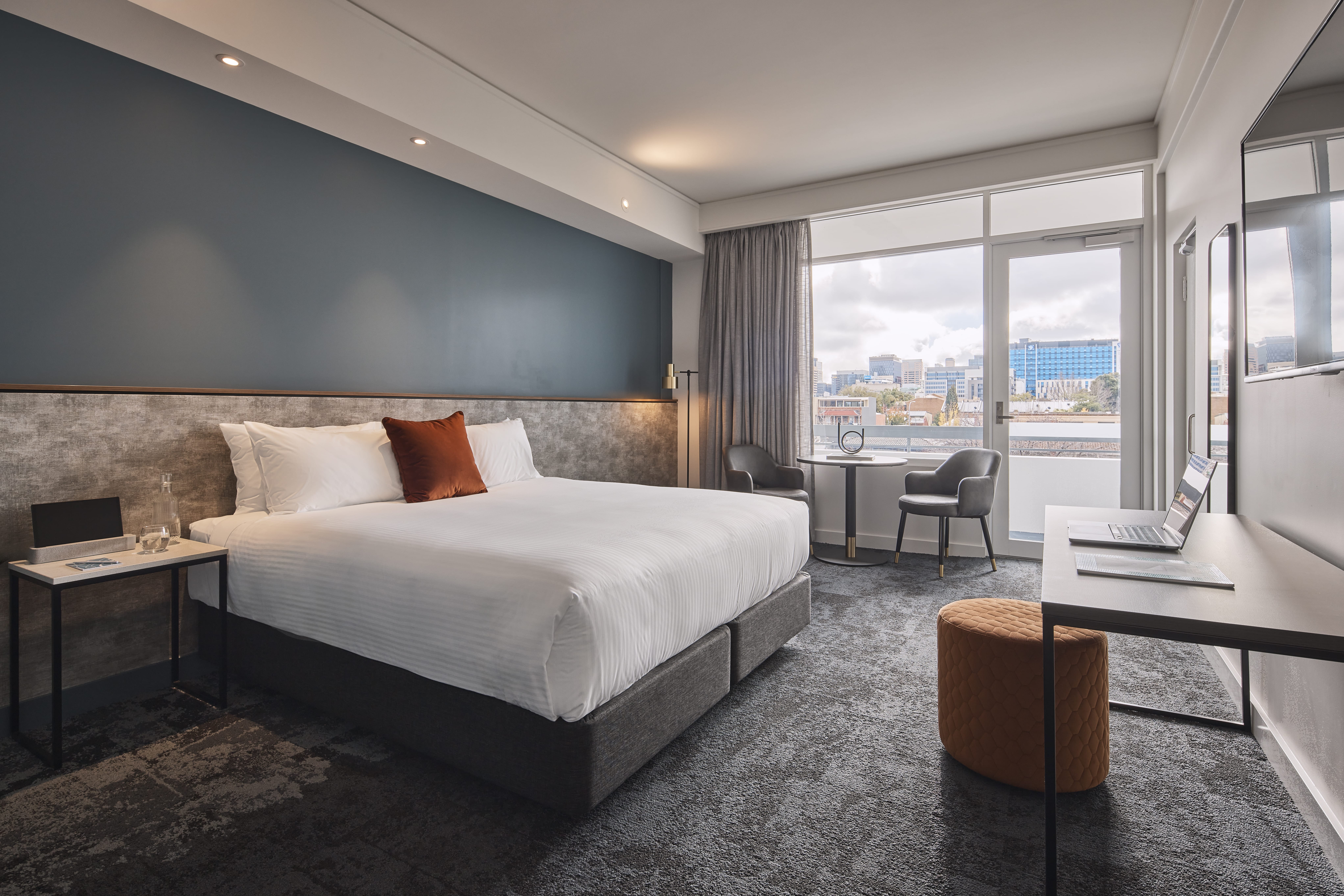 ROOM, KING BED, CITY SIDE