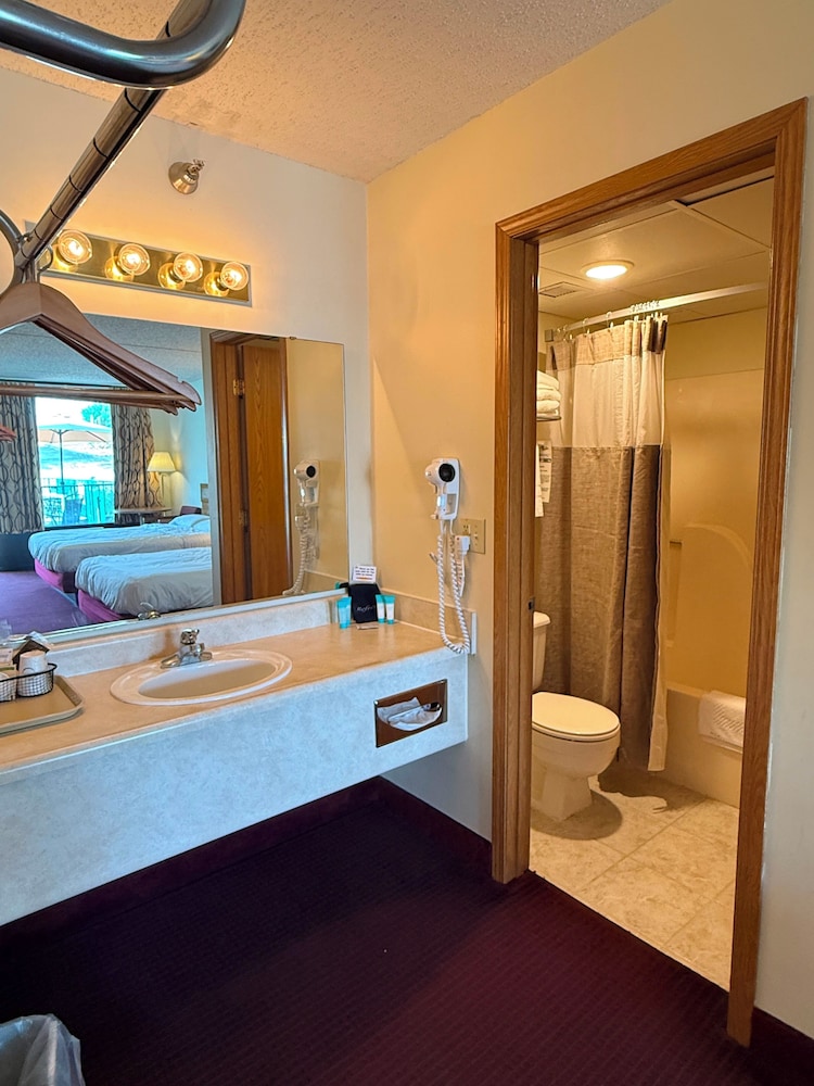 غرفة بسريرين كوين يُسمح فيها بالحيوانات الأليفة، Ozark Valley Inn 7/7