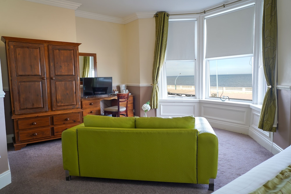 The Royal Hotel 35/54