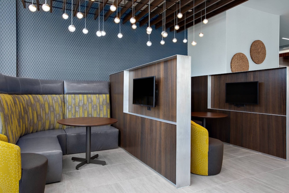 Courtyard By Marriott Knoxville Downtown 10/50