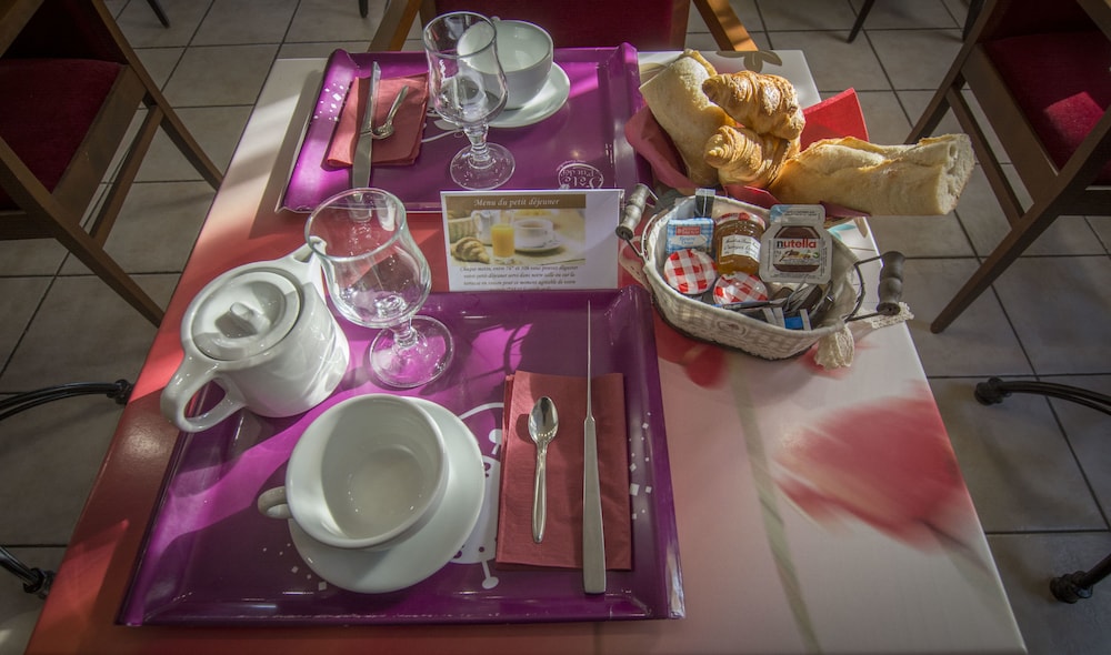 Hotel Restaurant Le Castel Fleuri 36/50