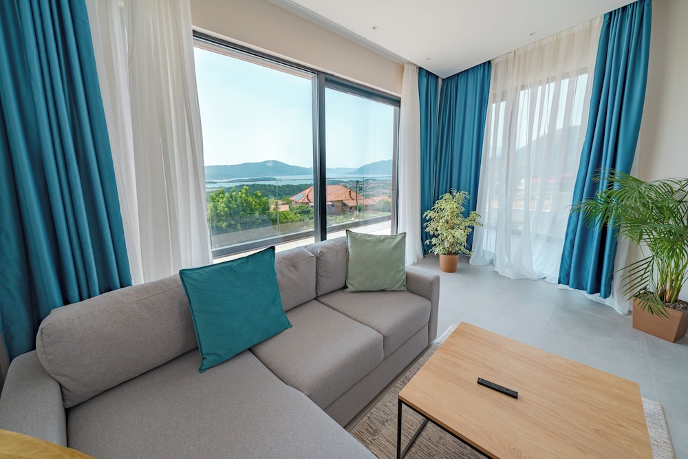 Royal Blue Resort & Residences 32/50