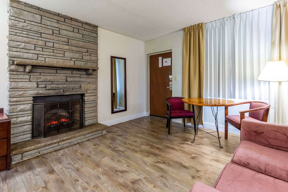 Econo Lodge Inn and Suites On The River 39/61