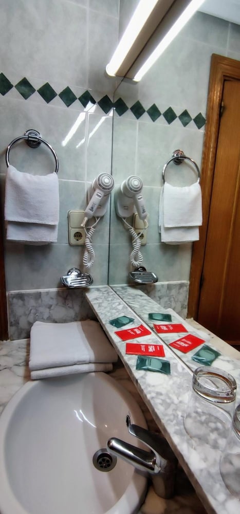 Tripolis Toledo Hostal 43/44