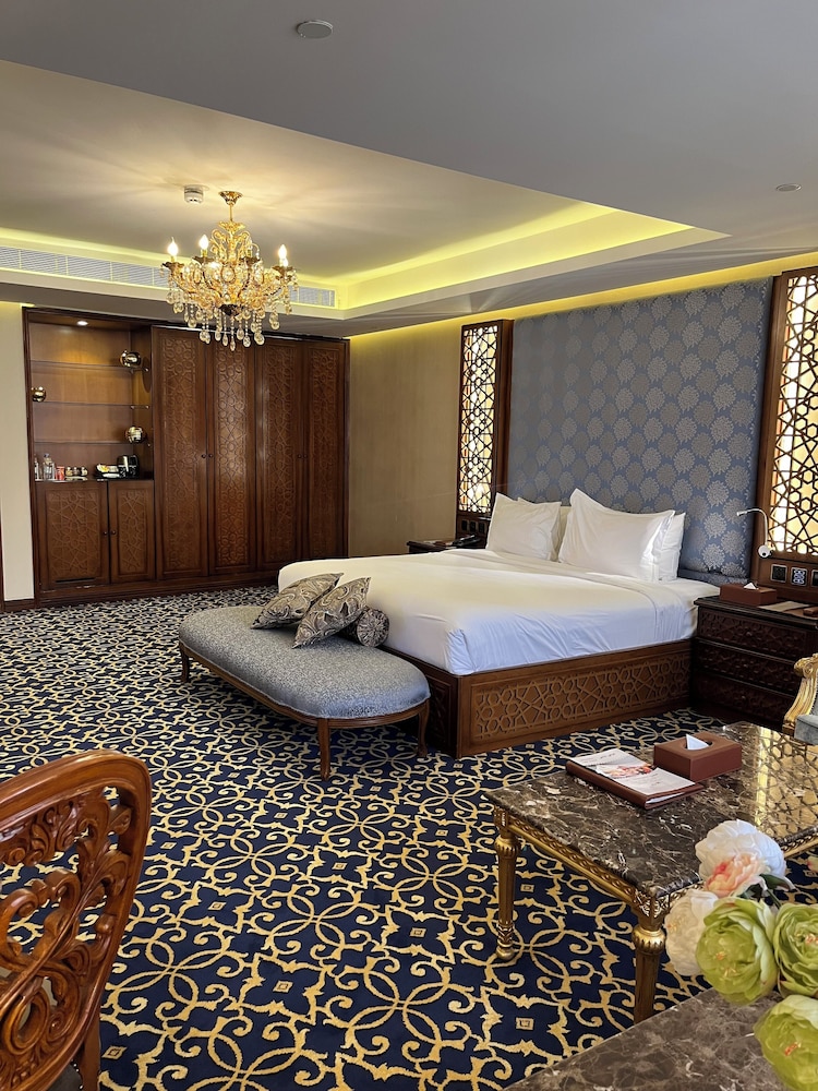 DELUXE, SUITE
