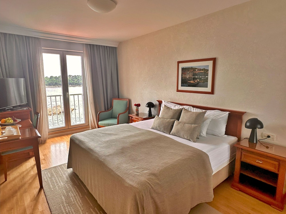 DELUXE, DOUBLE OR TWIN BED, SEA VIEW
