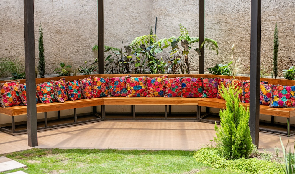 LAS CAMELIAS INN 40/50