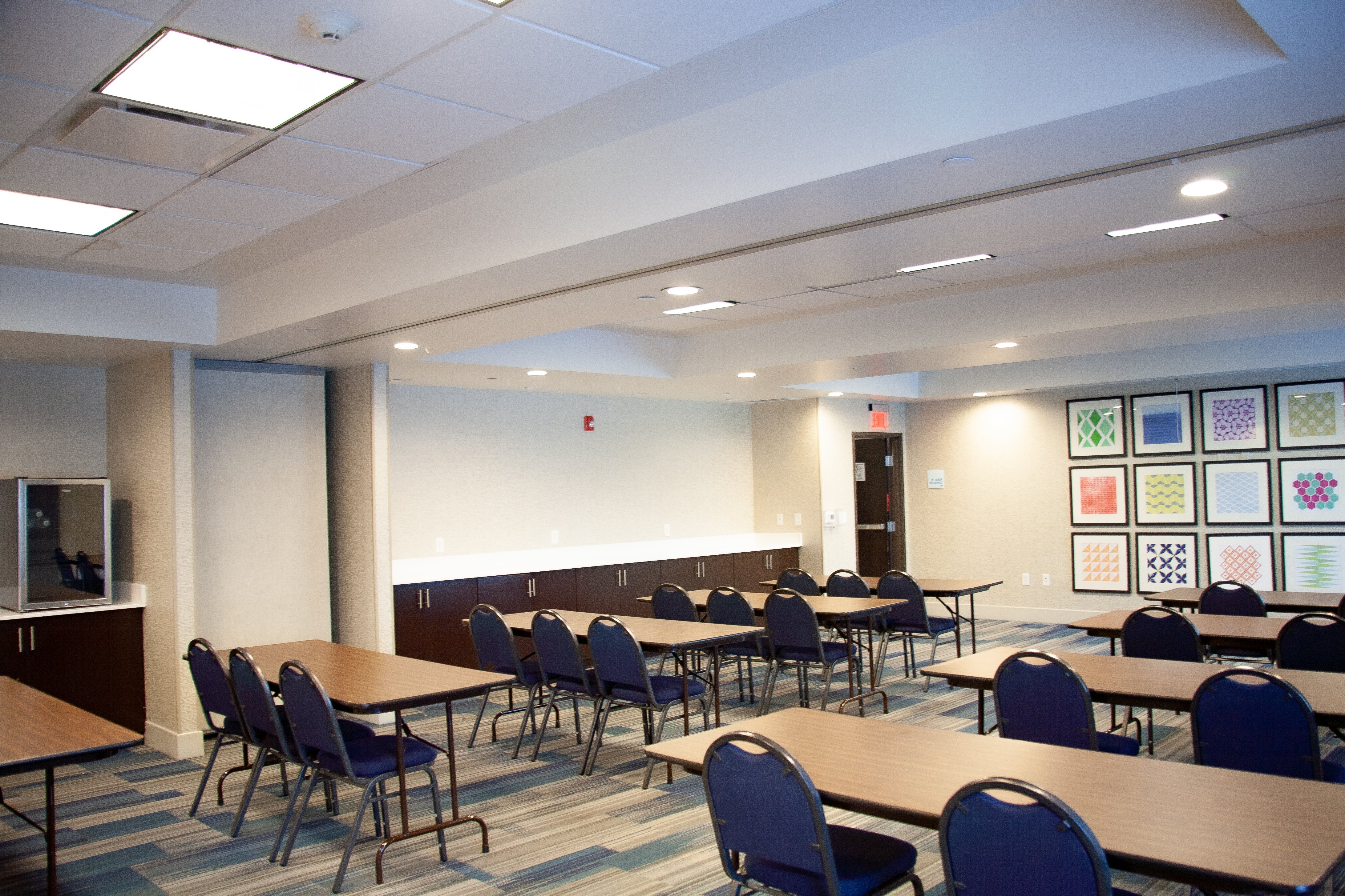 Holiday Inn Express Suites Overland Park 57/60