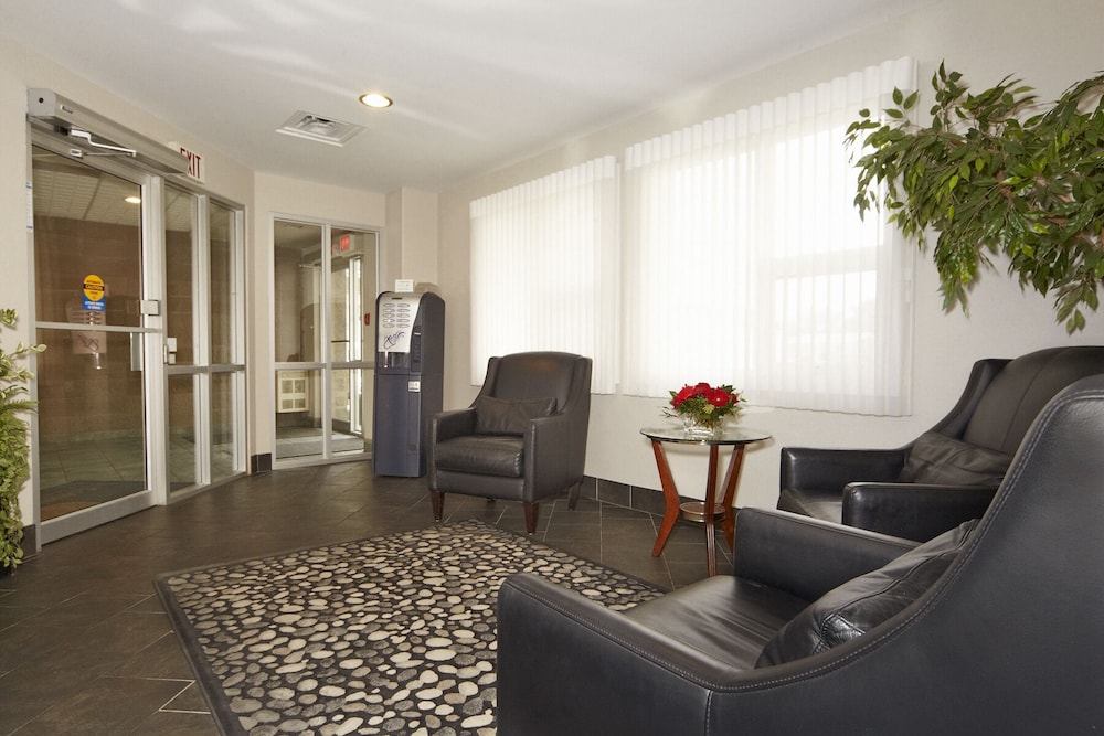 Colonial Square Inn And Suites 16/25