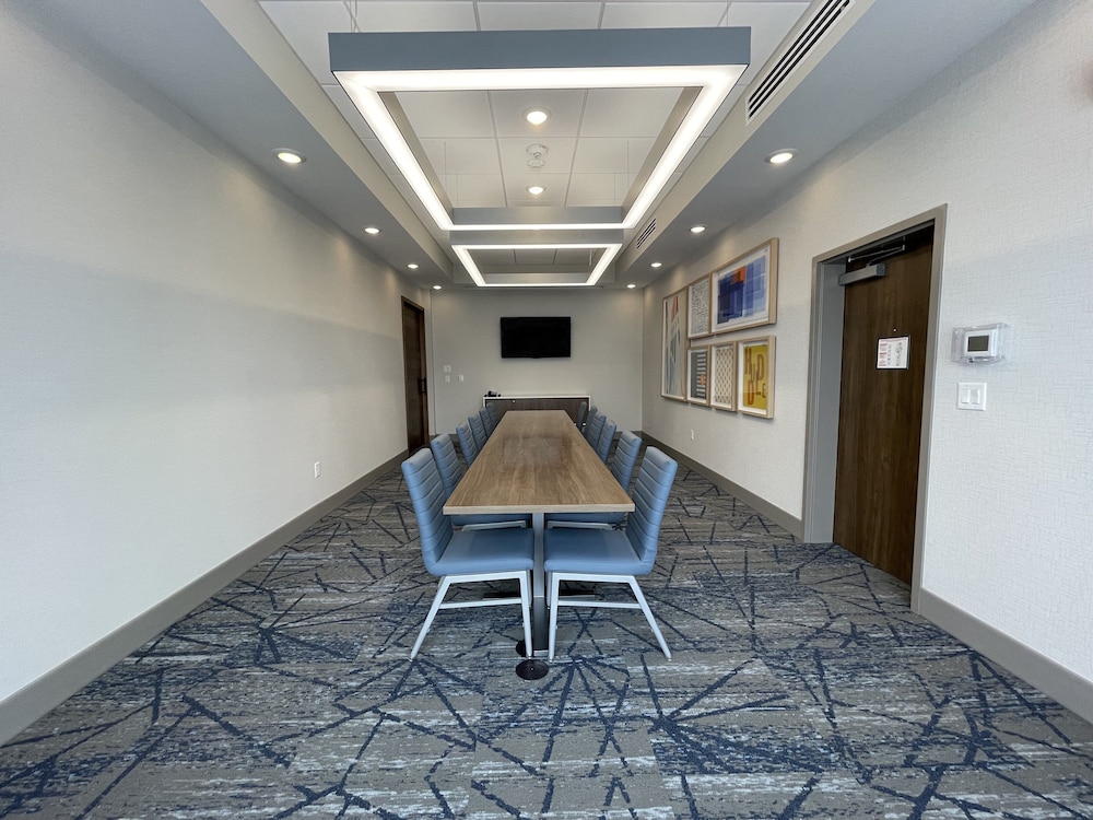 Holiday Inn Express & Suites Ft. Smith Airport, an IHG Hotel 65/75