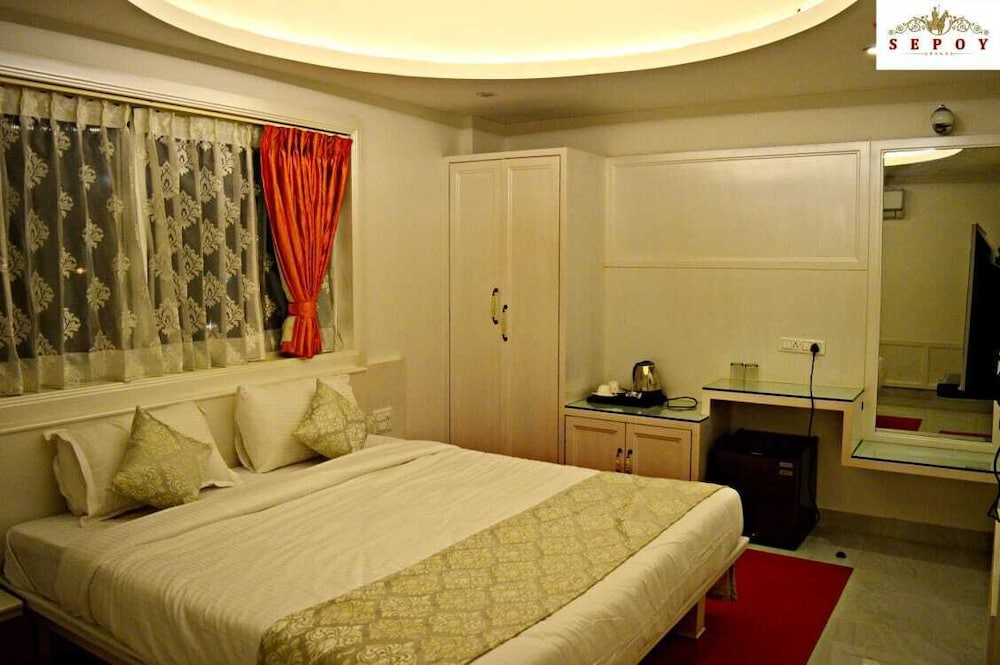 OYO Premium Mysore MG Road 8/25