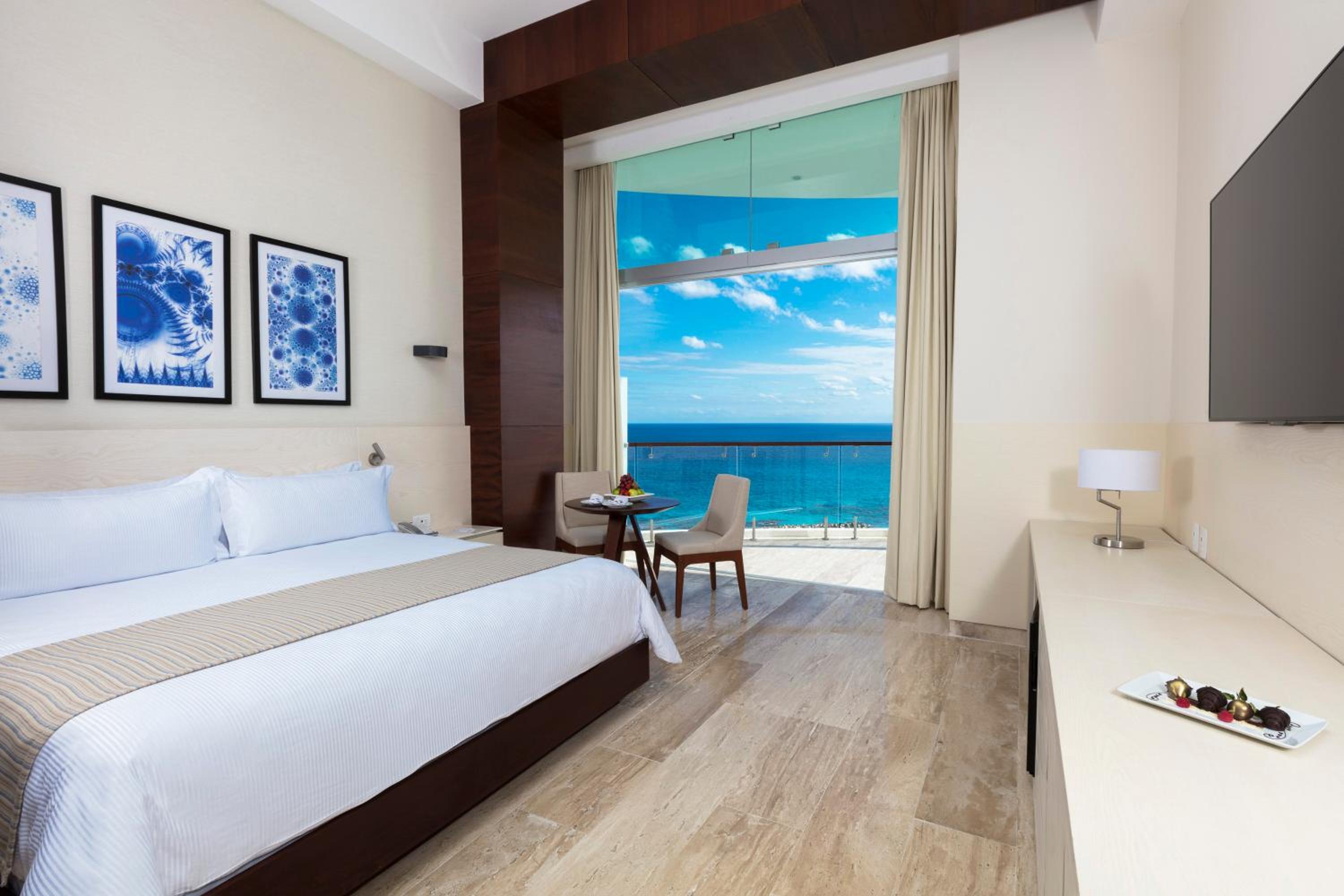 Altitude, Master, Suite, King Bed, Ocean Front