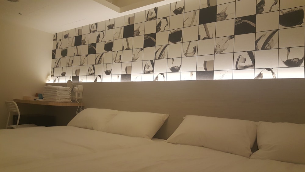 Honey Prince Hotel 24/36