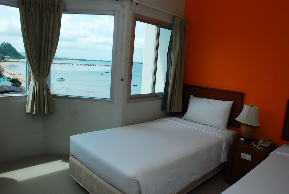 Prachuap Beach Hotel 16/40