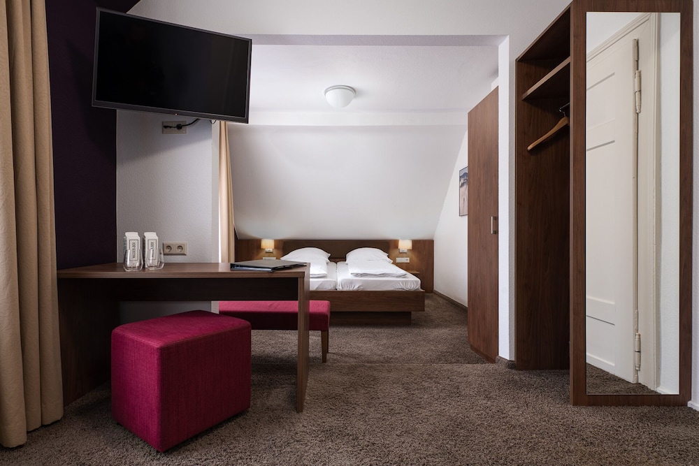 BOUTIQUE HOTEL SOCIETE 11/43