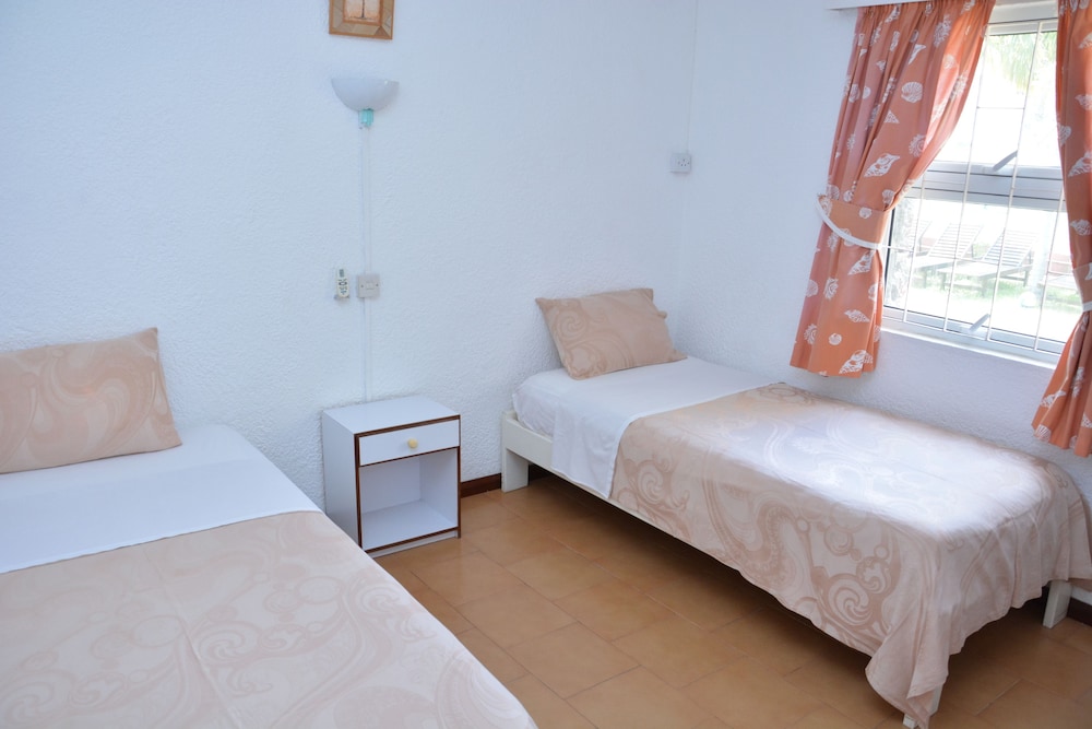 3 Bedrooms, Bungalow, 1 Double and 4 Single Beds