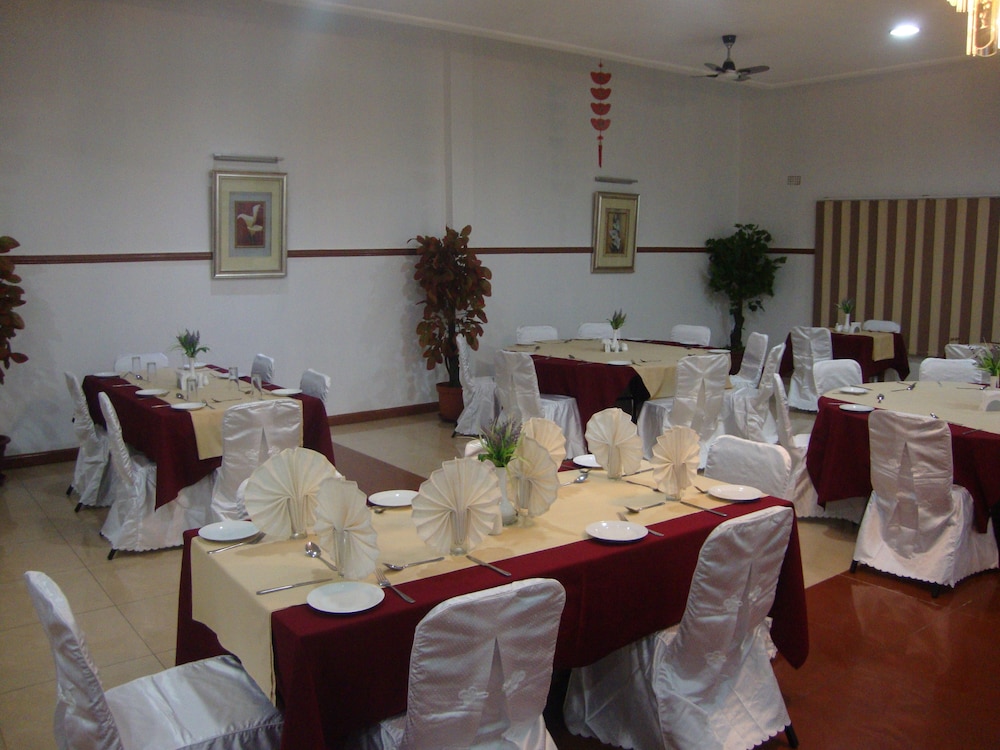 Riverside Hotel and Conference Centre 28/50