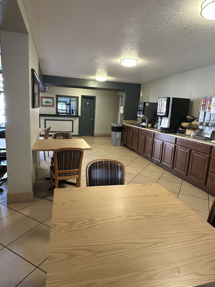 Days Inn & Suites By Wyndham Downtown Gatlinburg Parkway 39/68