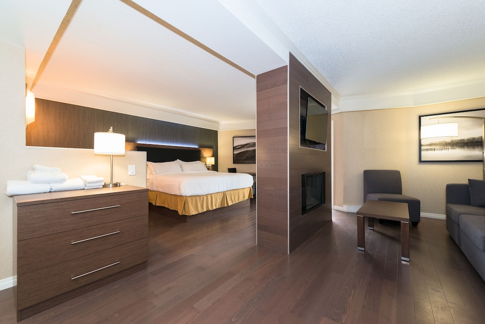 Holiday Inn Express Edmonton Downtown 9/56