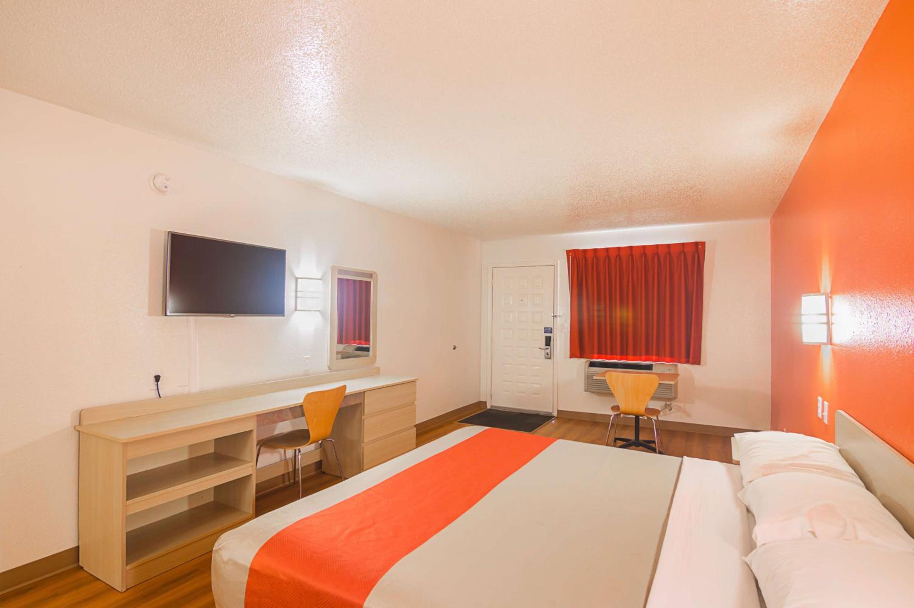 غرفة بسرير كينج لذوي الإعاقة، Motel6 Lawton, OK 2/7