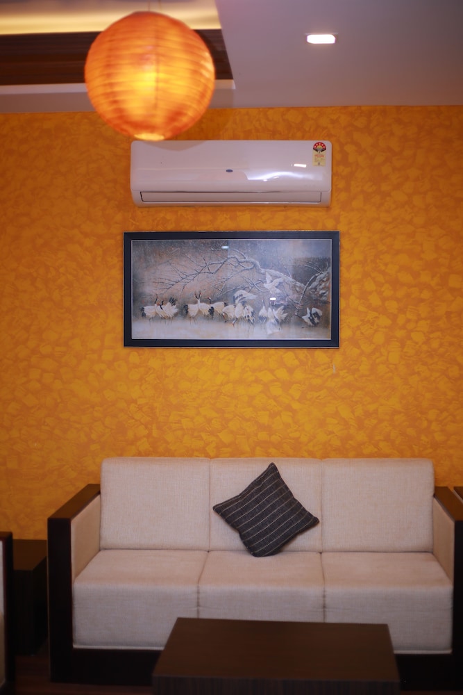 NAKSHATRA EMERALD INN GURUVAYUR 5/41