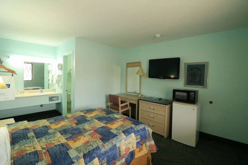Travelodge by Wyndham Parkersburg 10/13