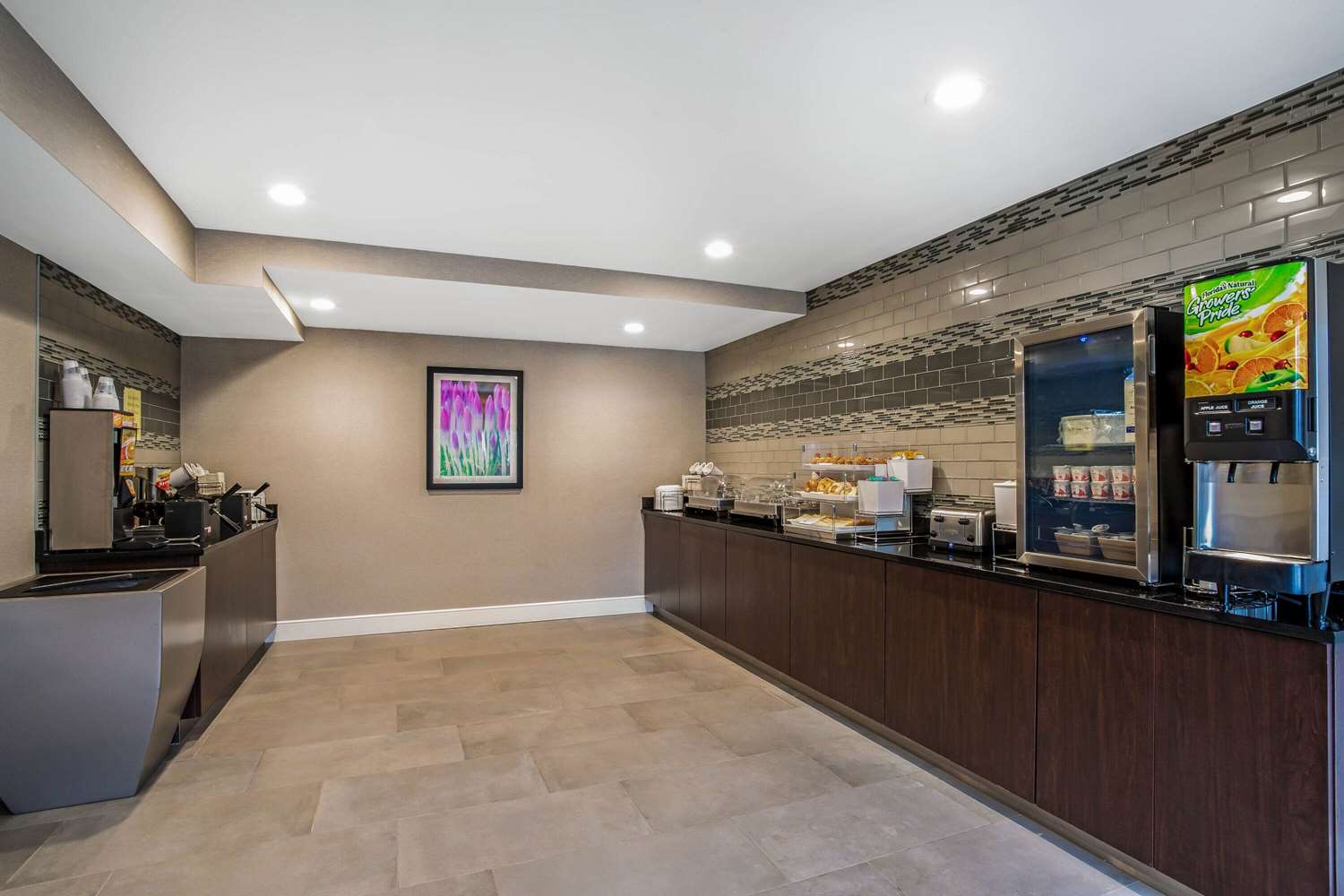 La Quinta Inn & Suites by Wyndham Hartford - Bradley Airport 7/47