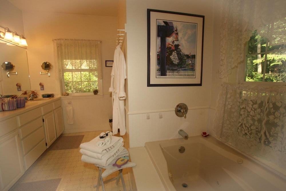 Inn to the Woods Bed and Breakfast 13/33