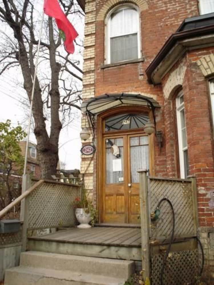 Pimblett's Downtown Toronto B&B 34/47