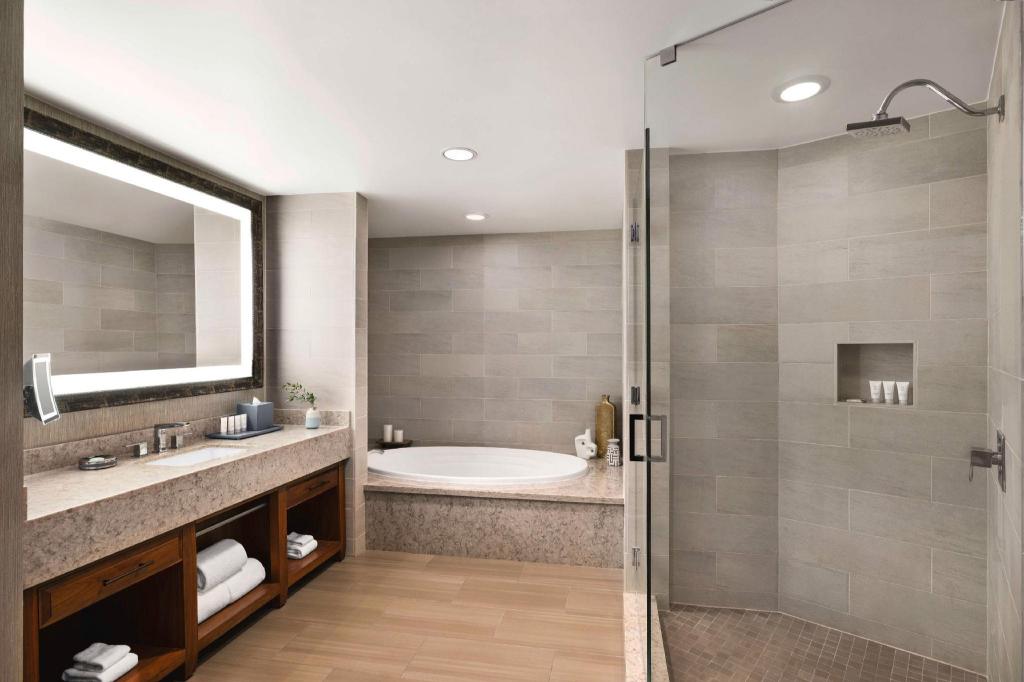 1 Bedroom, Suite, King Bed, Lake Side، The Woodlands Resort, Curio Collection by Hilton 2/2