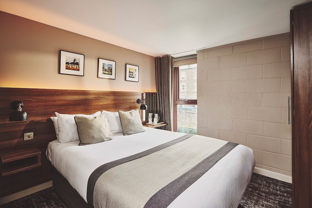 The Ranald Hotel 12/41