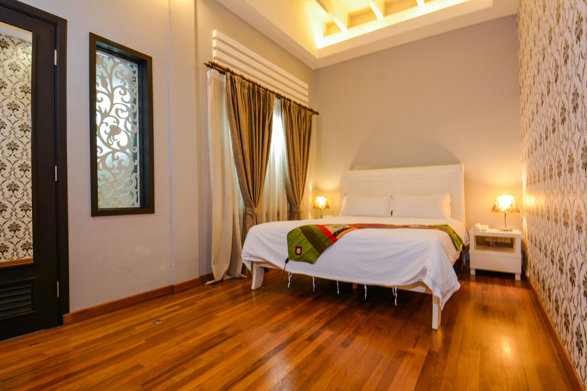 SUPERIOR, QUEEN BED, BATHTUB