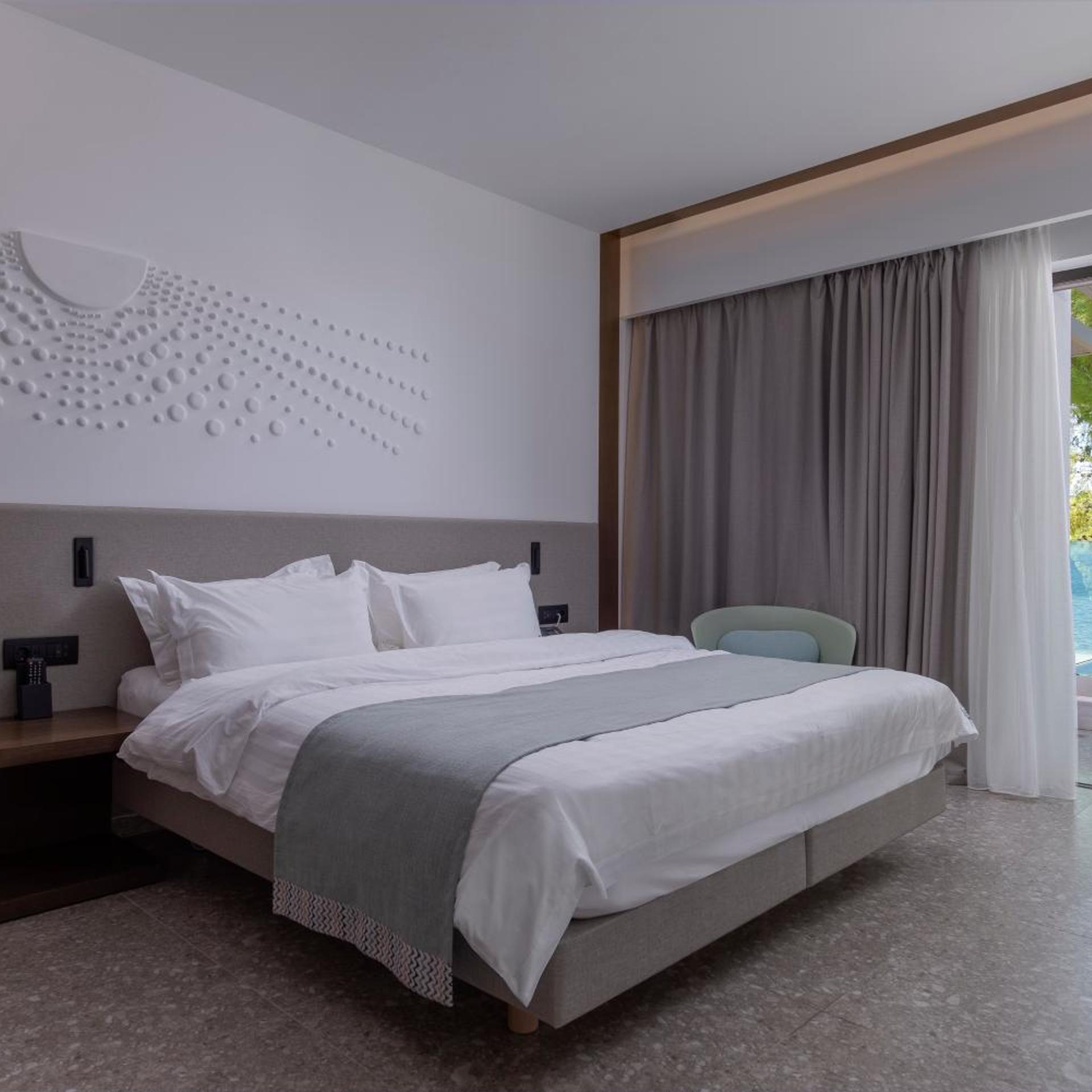 Deluxe, Double Bed, Lateral Side Sea View