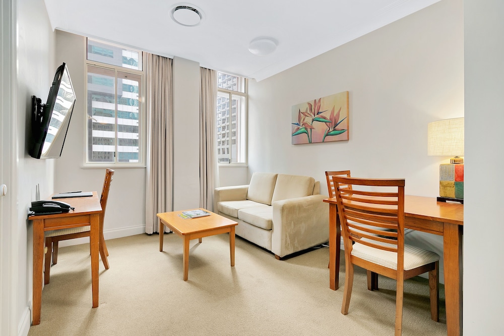 The Manor Apartment Hotel 43/56