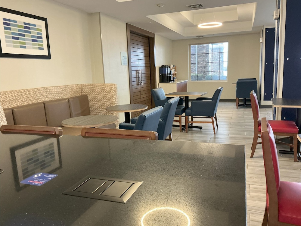 Holiday Inn Express Hotel and Suites Ada 36/57