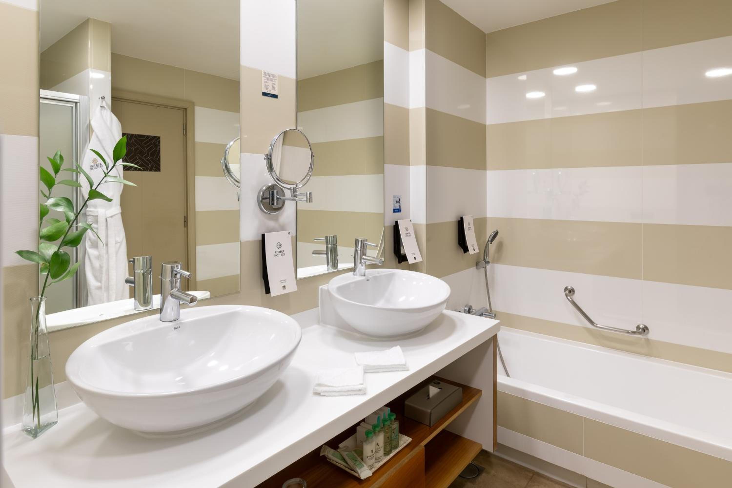 Double Comfort Garden/Pool View، Hotel Jardines De Nivaria 3/6