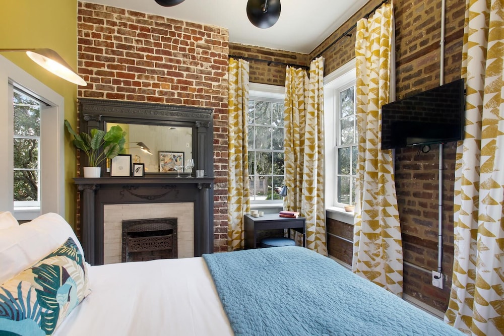 ROOM, QUEEN BED