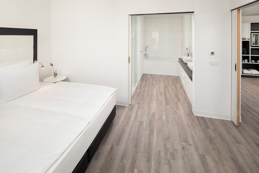 Town House, King Bed