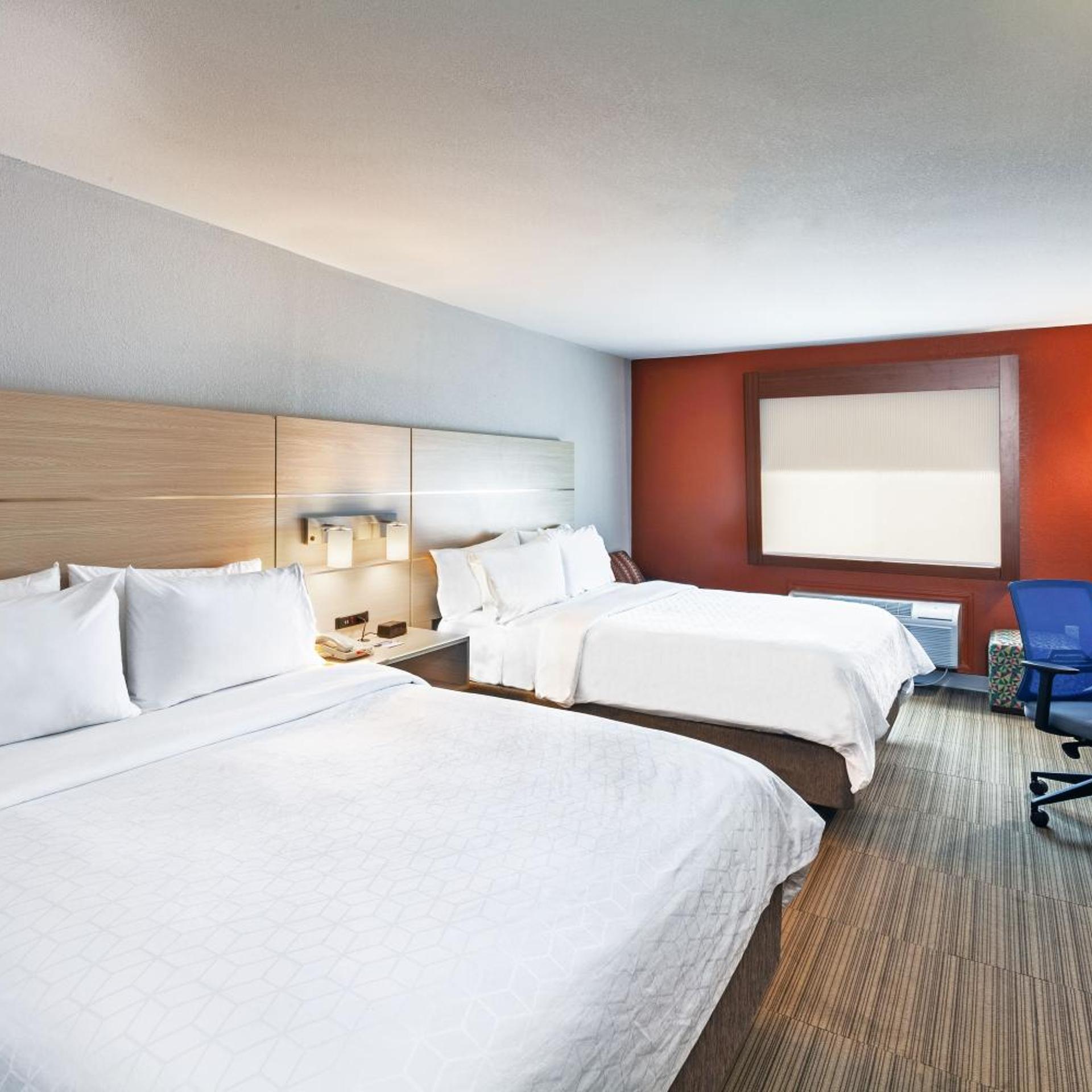 Standard, Queen Bed, River View
