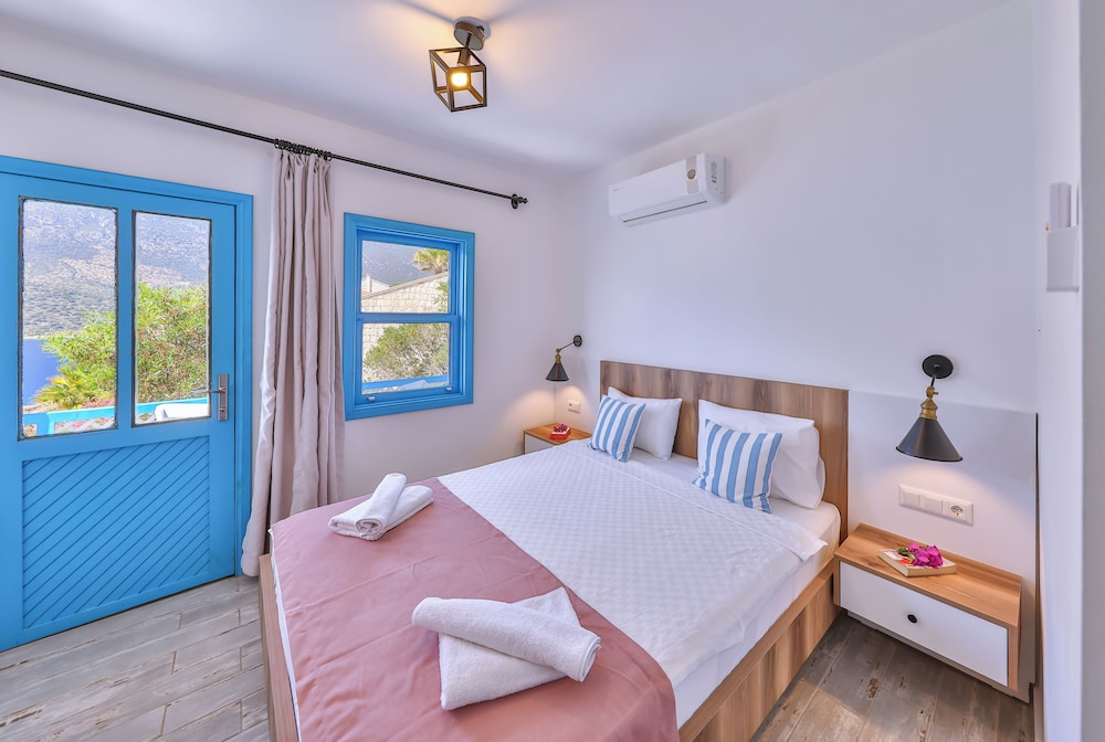 ROOM, DOUBLE BED, PARTIAL SEA VIEW, BALCONY