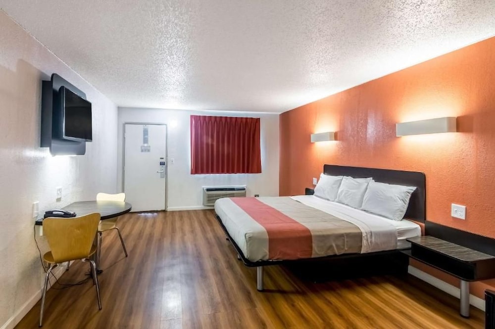 Motel 6 Clinton OK 37/64