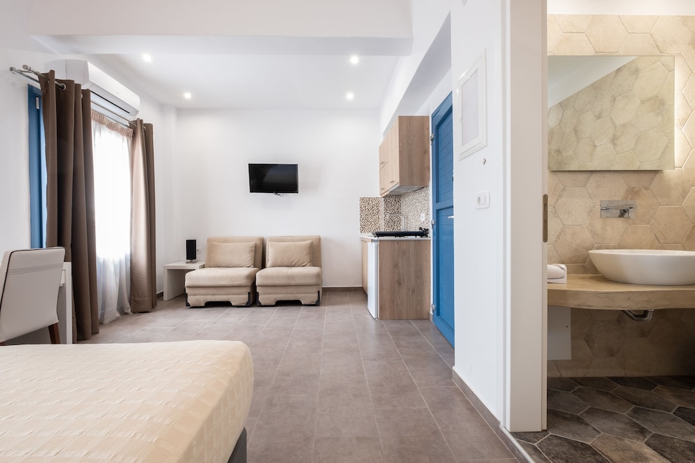 Tristhenia Hotel 55/66