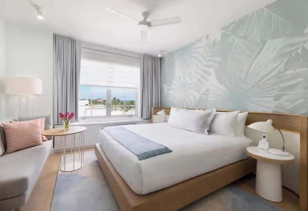 STANDARD, KING BED, PARTIAL OCEAN VIEW