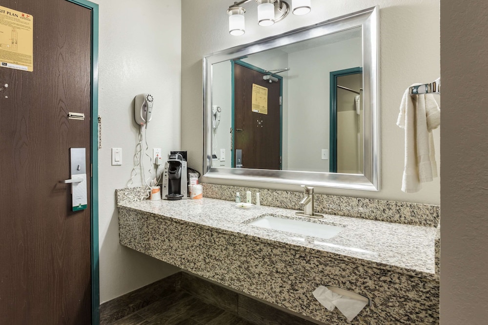 غرفة بسرير كينج بحوض جاكوزي، Quality Inn Clare 3/5